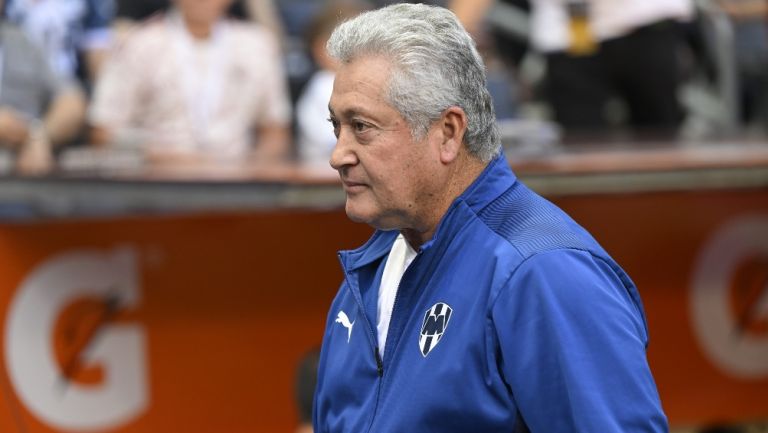 Vucetich en el banquillo con Rayados