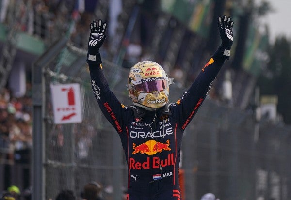 Max Verstappen celebra