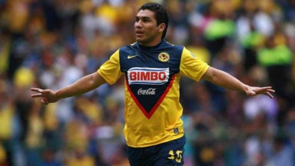 Cabañas con la playera del América