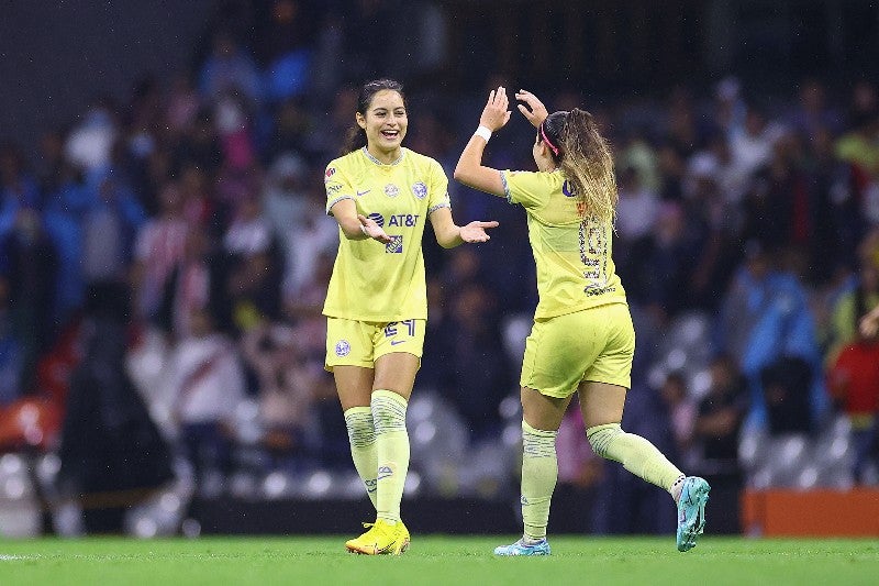 Camberos festejando con el América Femenil