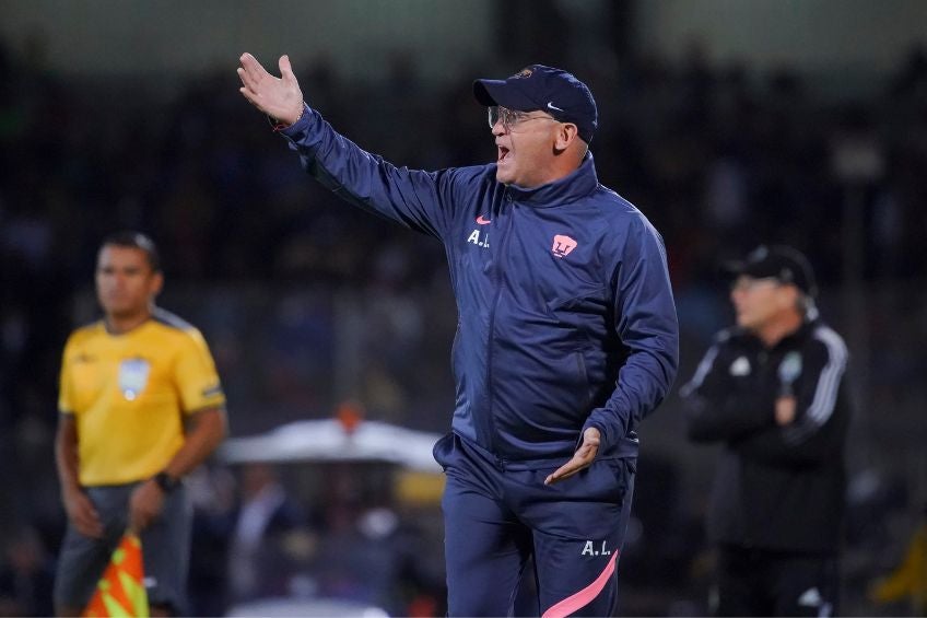 Andrés Lillini dirigiendo a Pumas