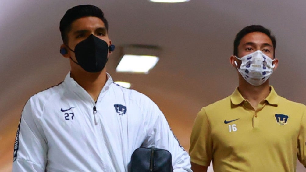 Montejano y Rodríguez llegando a juego de Pumas