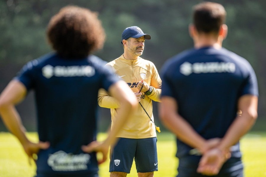 Rafa Puente en su primer entrenamiento con Pumas