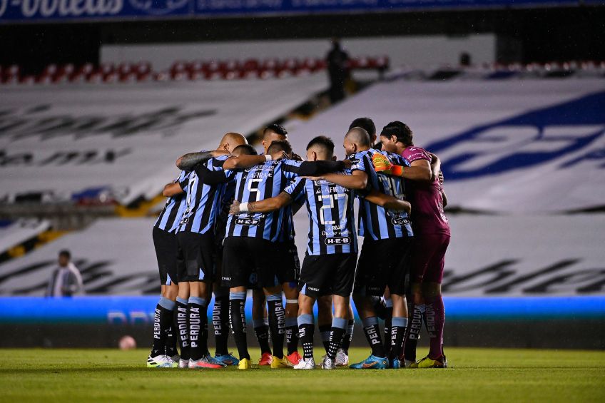 Jugadores de Querétaro previo a un partido