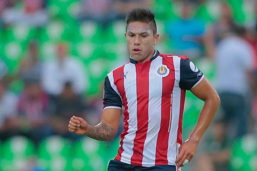 Carlos Salcedo en su etapa con Chivas