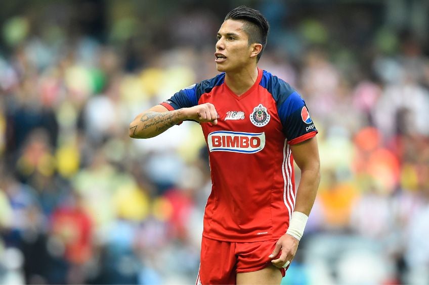 Carlos Salcedo en su etapa con Chivas