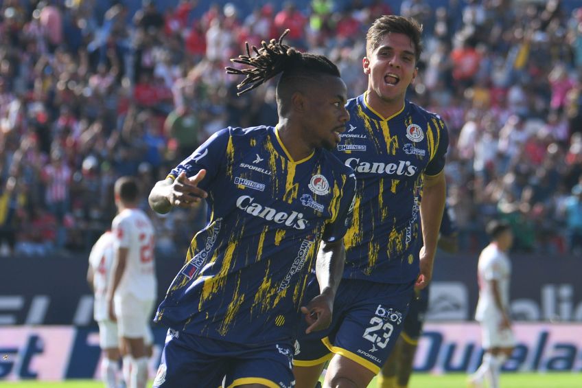 Jhon Murillo festejando un gol