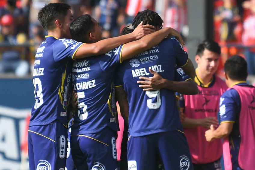 Jugadores del Atlético de San Luis festejando un gol