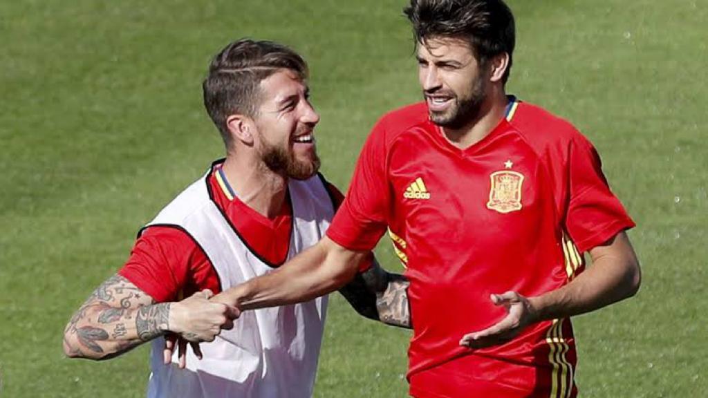 Ramos en el entrenamiento con Piqué 