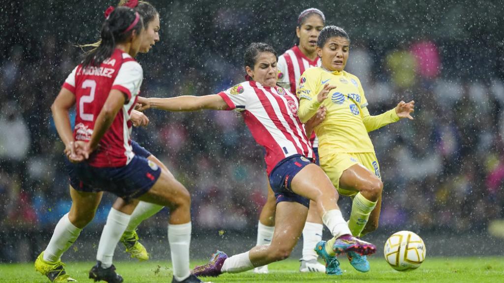 Damaris Godínez y Casandra Cuevas durante el Clásico