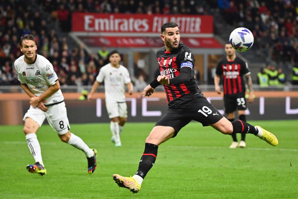 Theo durante el partido del Milan