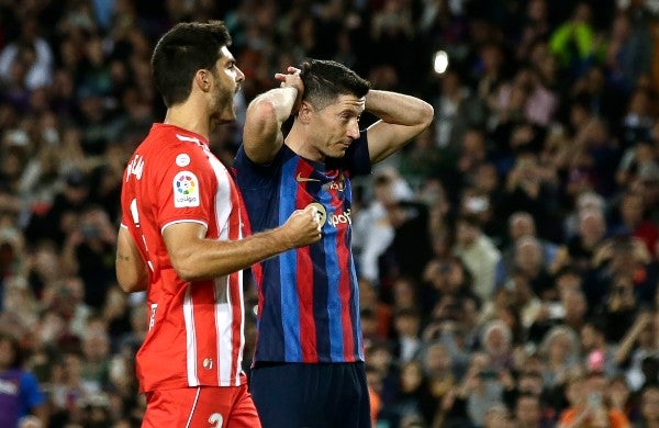 Robert Lewandowski reacciona durante partido