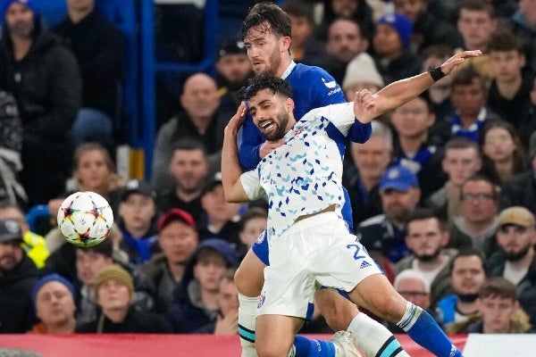 Ben Chiwell en disputa por el balón