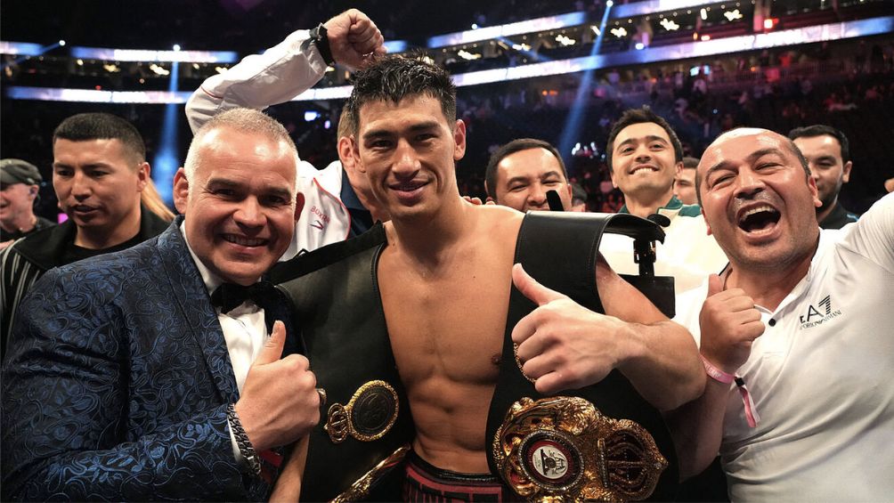 Bivol celebrando la victoria