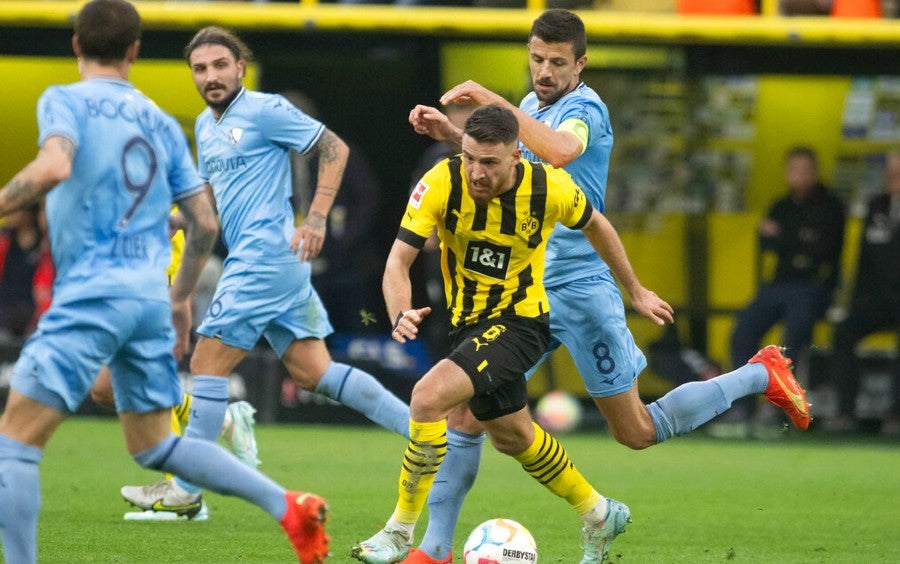 Salihuezcan controla el balón ante la marca de Losilla