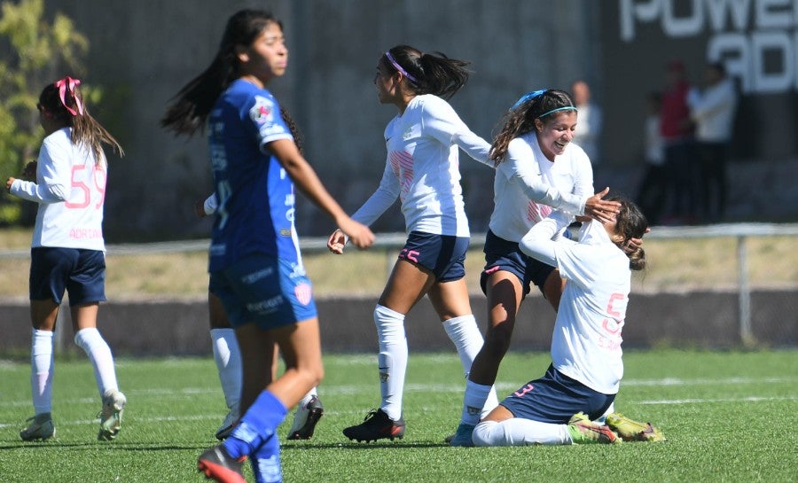 Pumas femenil celebra gol