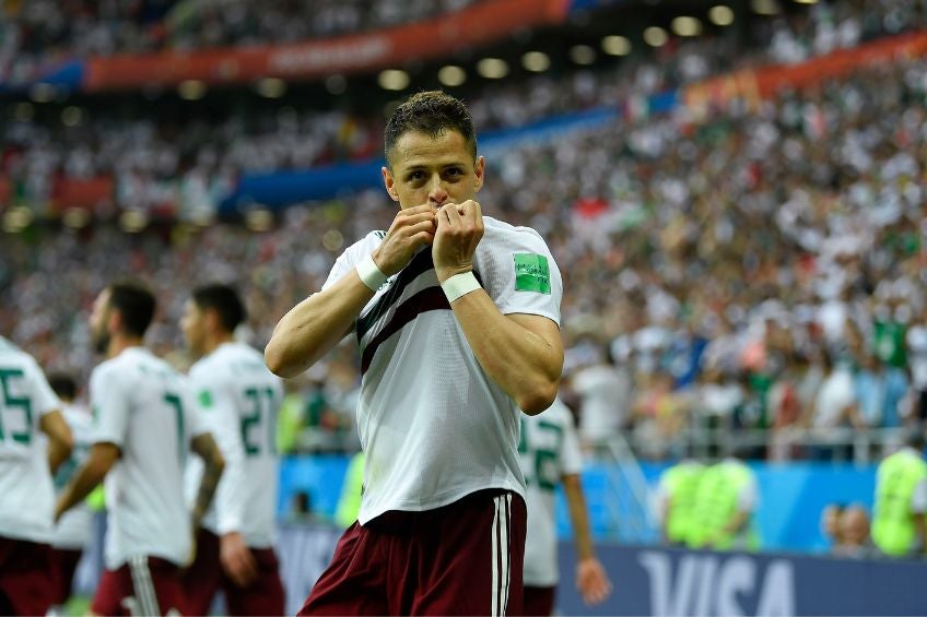 Chicharito Hernández festejando un gol