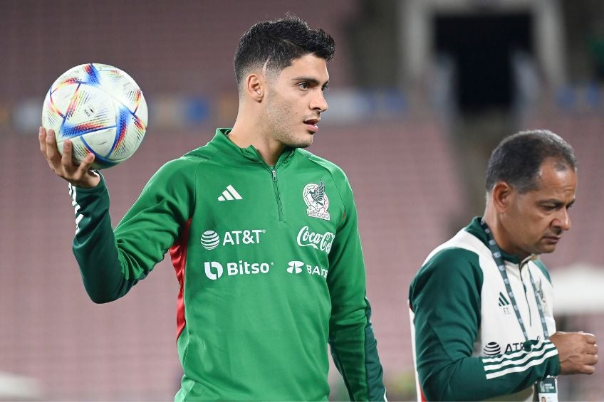 Raúl Jiménez entrenando con la Selección Mexicana