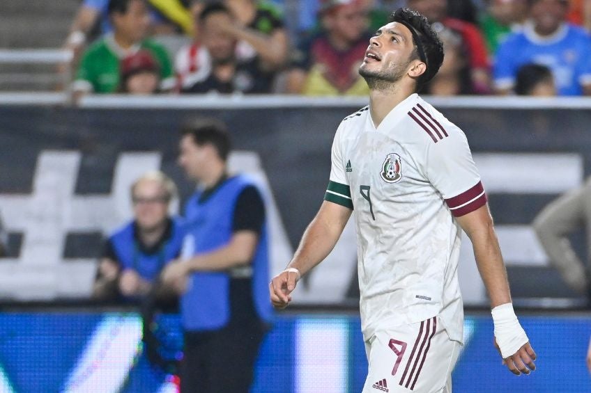 Raúl Jiménez durante un partido de México