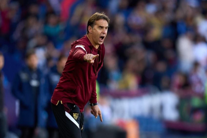 Julen Lopetegui dirigiendo al Sevilla