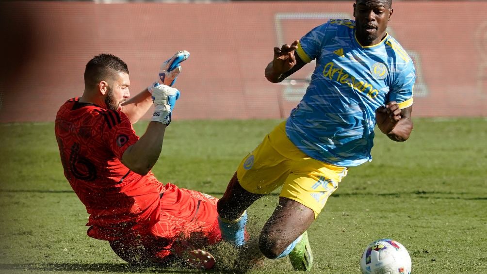 Maxime Crépeau y Cory Burke en disputa por el balón