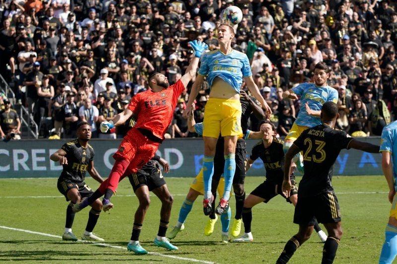 Maxime Crépeau atajando el balón