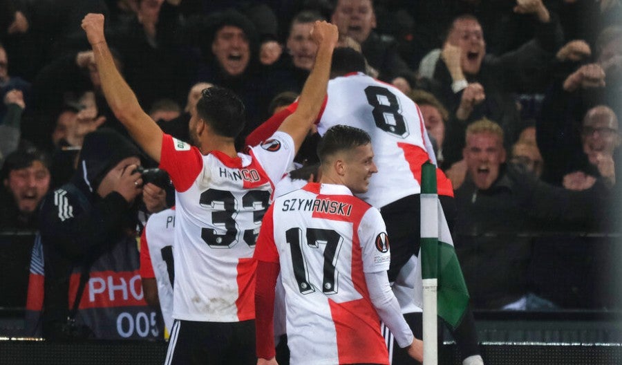 Jugadores del Feyenoord celebran gol de Giménez