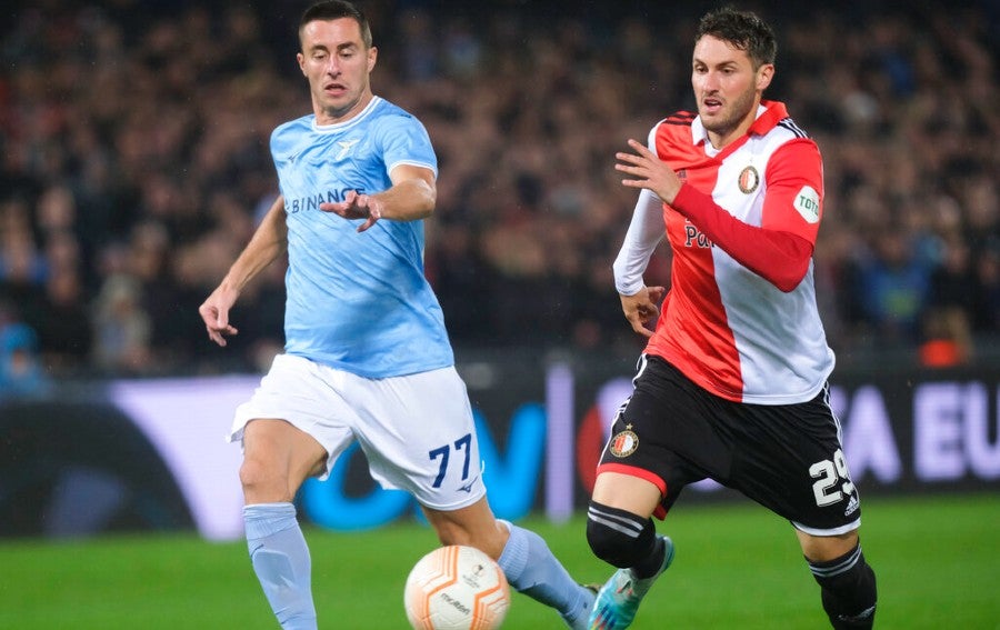 Adam Marusic pelea el balón con El Chaquito