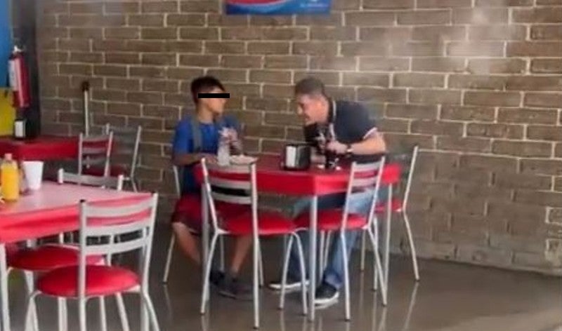 El Travieso con el niño en el restaurante