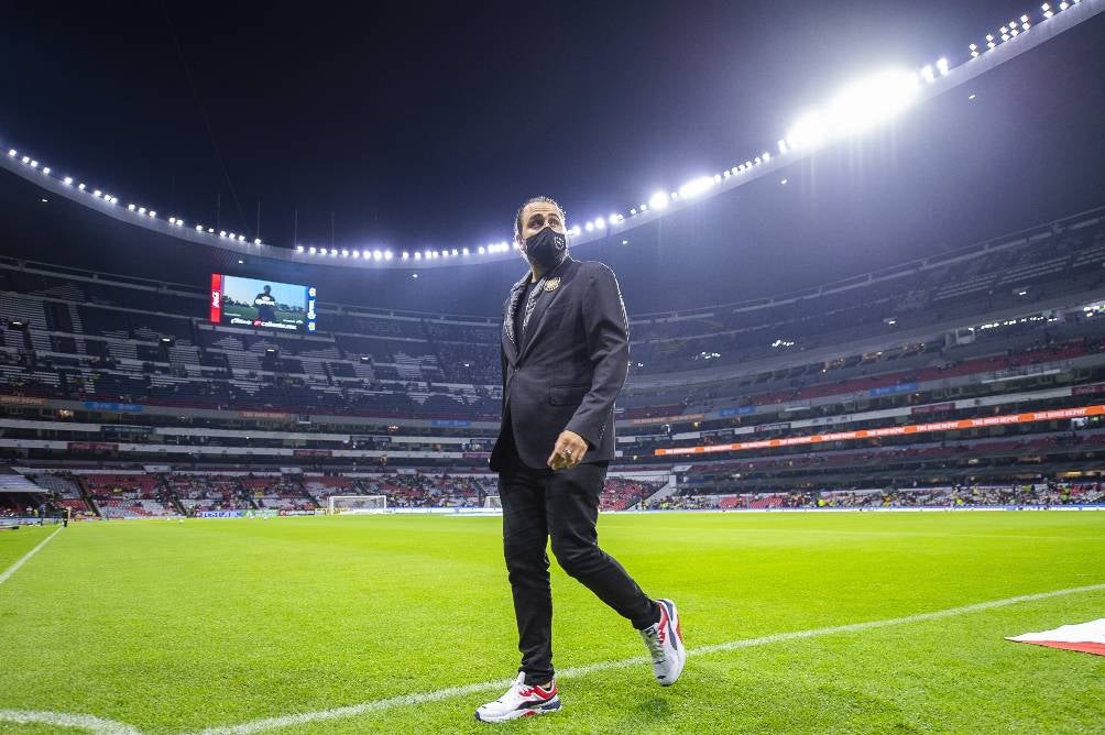 Amaury Vergara pasea por el Estadio Azteca