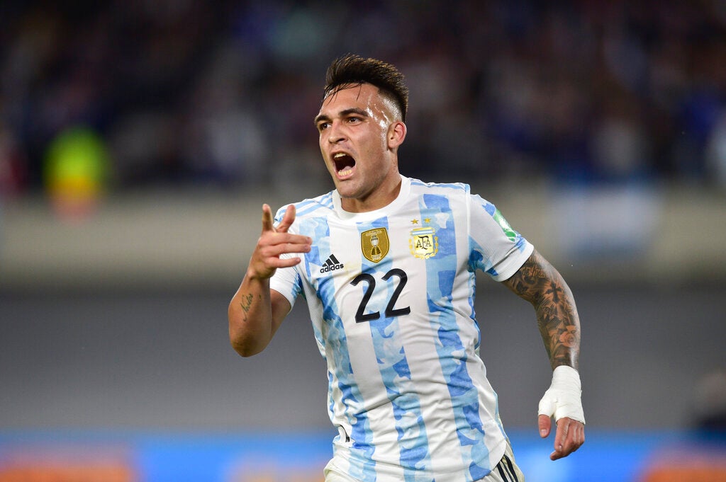 Lautaro Martínez celebra un gol con Argentina