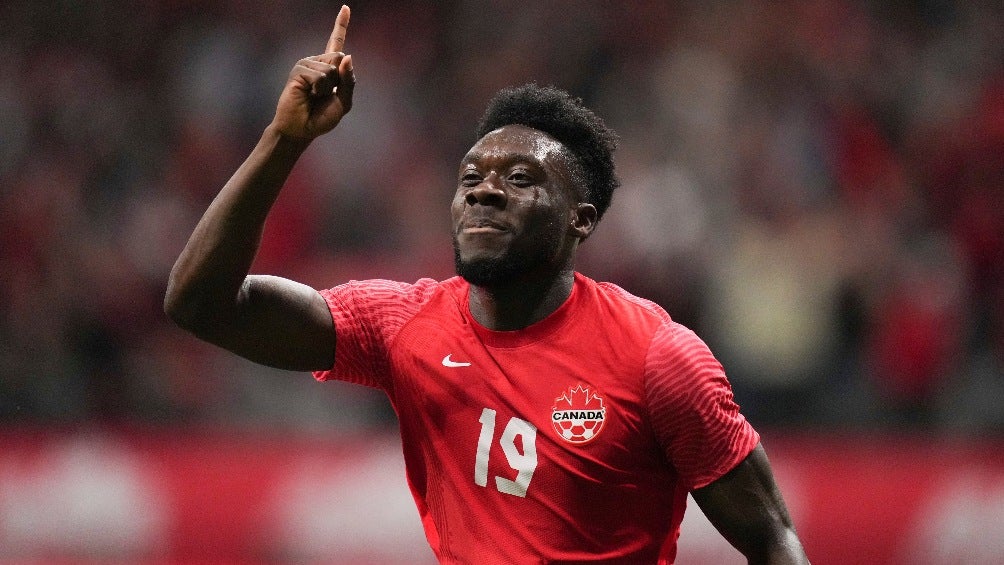 Alphonso Davies en un partido con Canadá