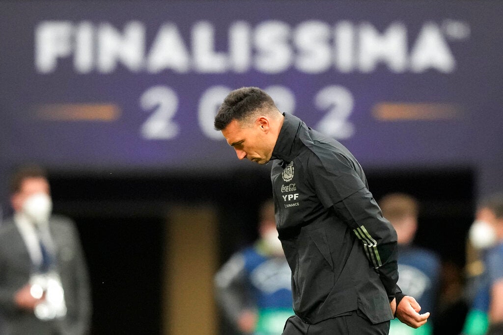 Lionel Scaloni pensativo en durante un partido 