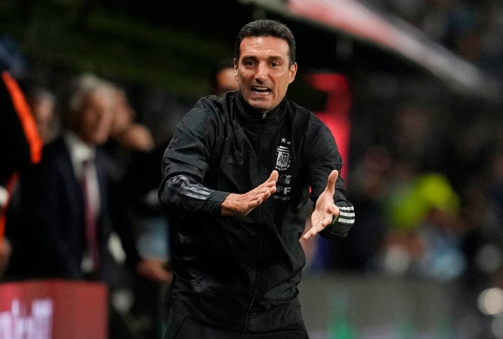 Lionel Scaloni animando a la selección argentina