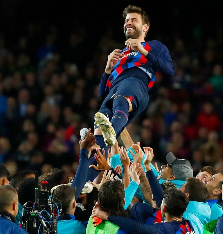 Piqué fue ovacionado por sus compañeros 