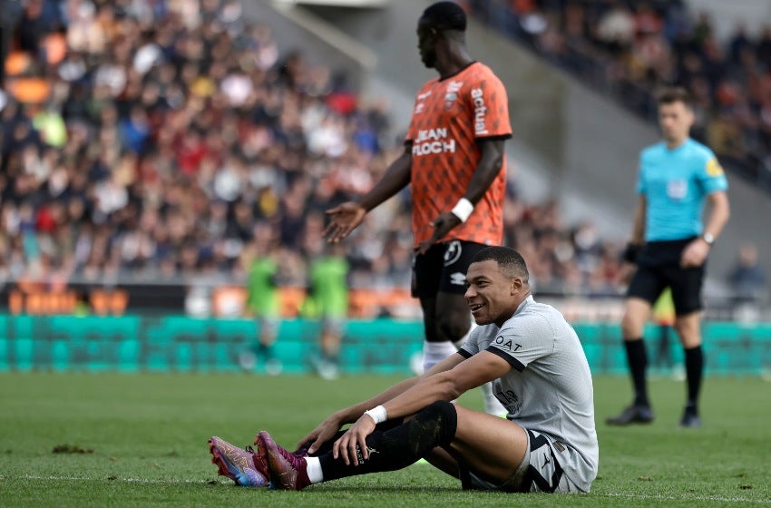 Mbappé tras sentir molestia