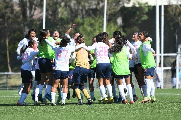 Pumas femenil Sub 18 durante celebración