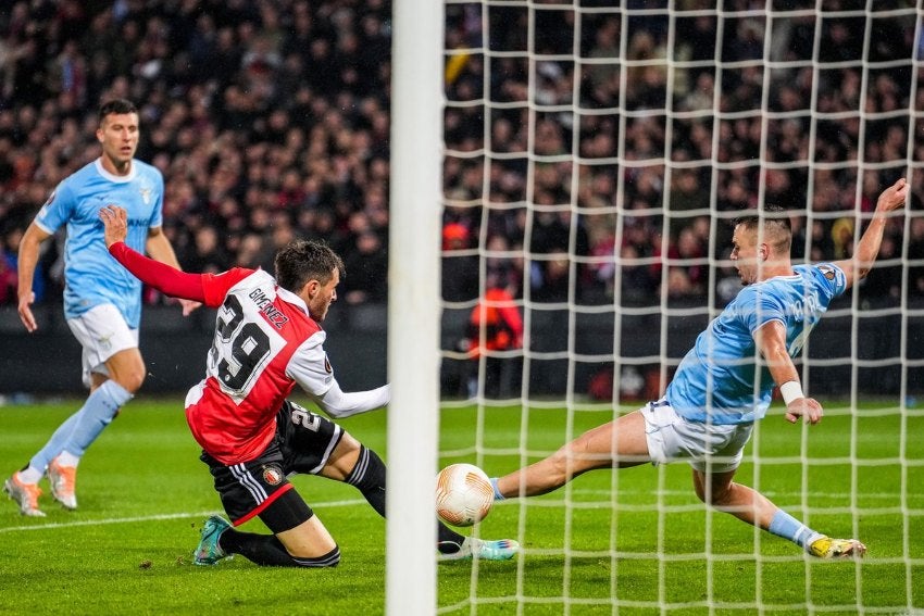 Santi Giménez en un juego del Feyenoord