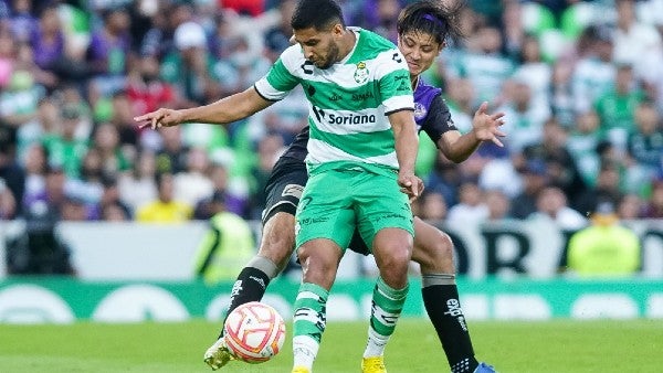 Cecilio Domínguez en acción con Santos