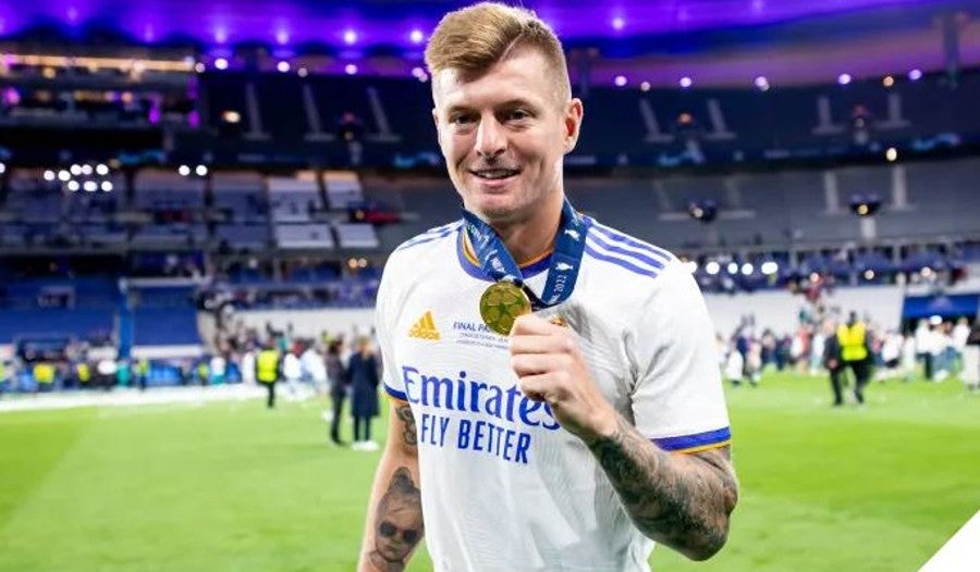 Kroos con su medalla de Campeón