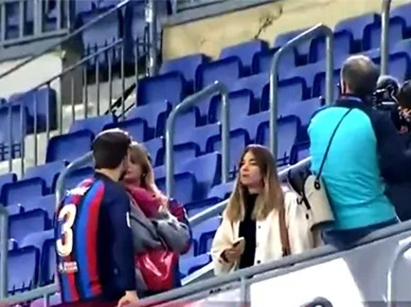 Gerard Piqué Fue Captado Besándose Con Clara Chía En Camp Nou 