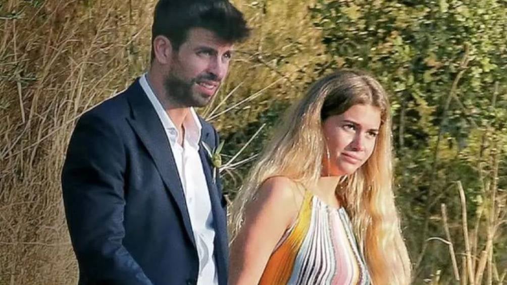 Gerard Piqué fue captado besándose con Clara Chía en Camp Nou