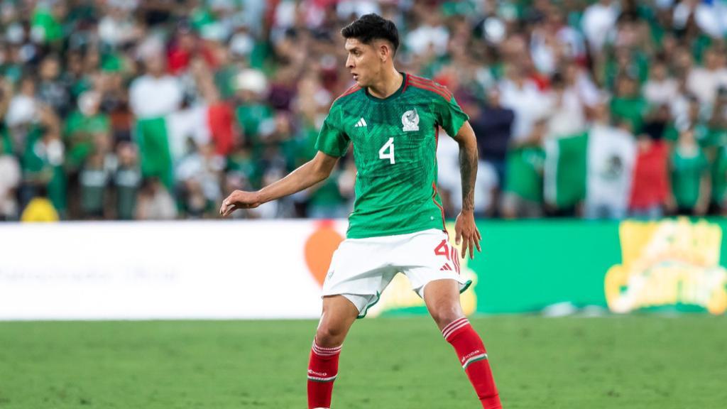 Edson Álvarez jugando con la Selección Mexicana 