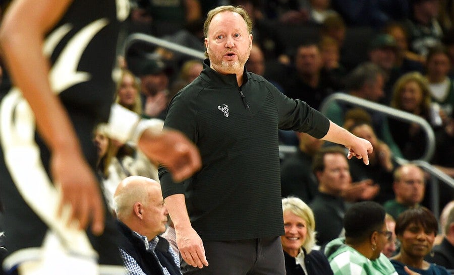 El entrenador Mike Budenholzer durante el juego ante Thunder