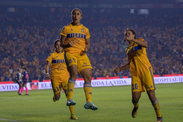 Stephany Mayor celebra con Tigres