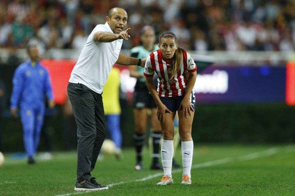 Juan Alfaro durante las Semifinales de la Liga MX Femenil