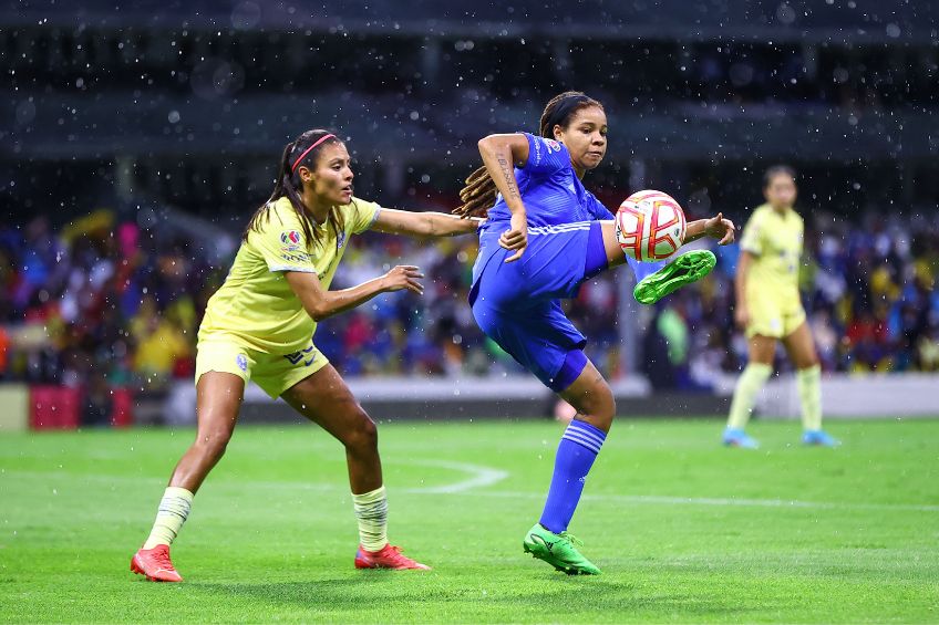 Mia Fishel durante un partido de Tigres Femenil