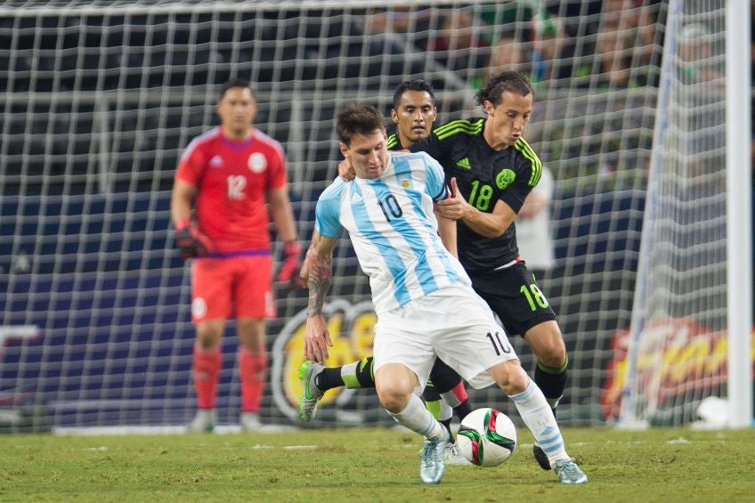 Lionel Messi y Andrés Guardado durante un partido