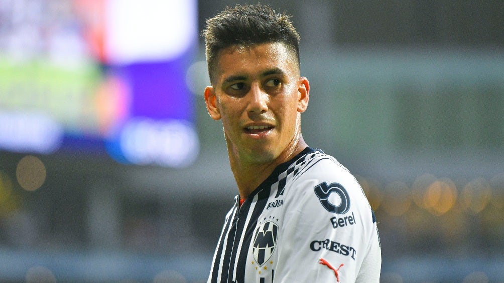 Maxi Meza en un partido de Rayados