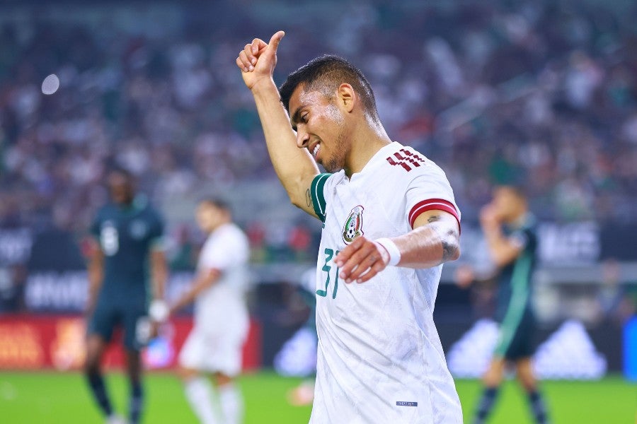 Orbelín Pineda durante un partido con el Tri